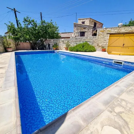 Traditional Village Pool Paradise Family סקארינו